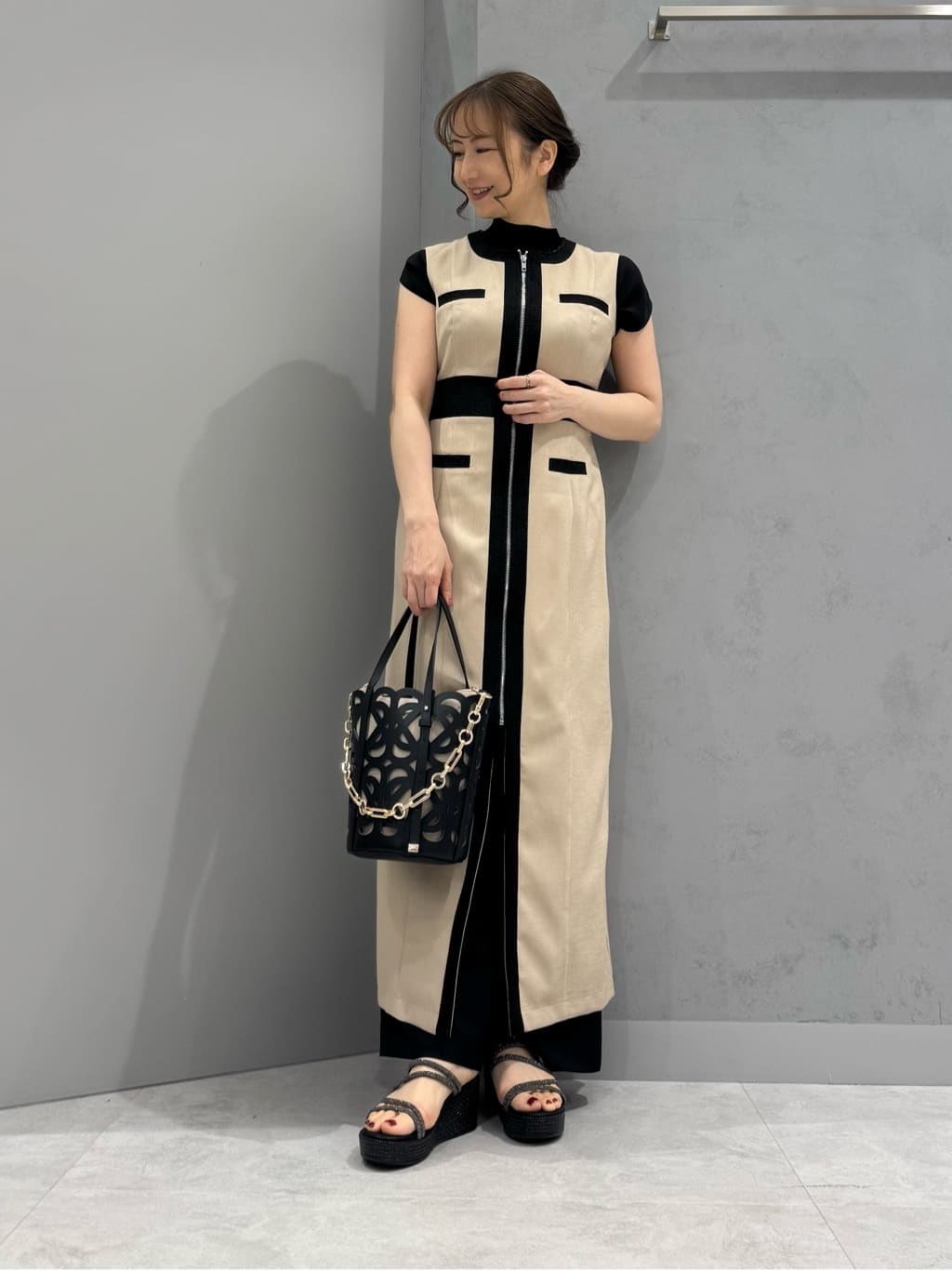 Vinのトリミングデザインジップワンピースを使ったコーディネートを紹介します。｜Rakuten Fashion(楽天ファッション／旧楽天ブランドアベニュー)5605419