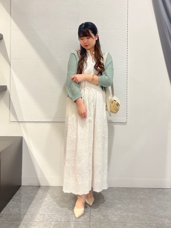 Vinのカットワークレースノースリーブワンピースを使ったコーディネートを紹介します。｜Rakuten Fashion(楽天ファッション／旧楽天ブランドアベニュー)5607244