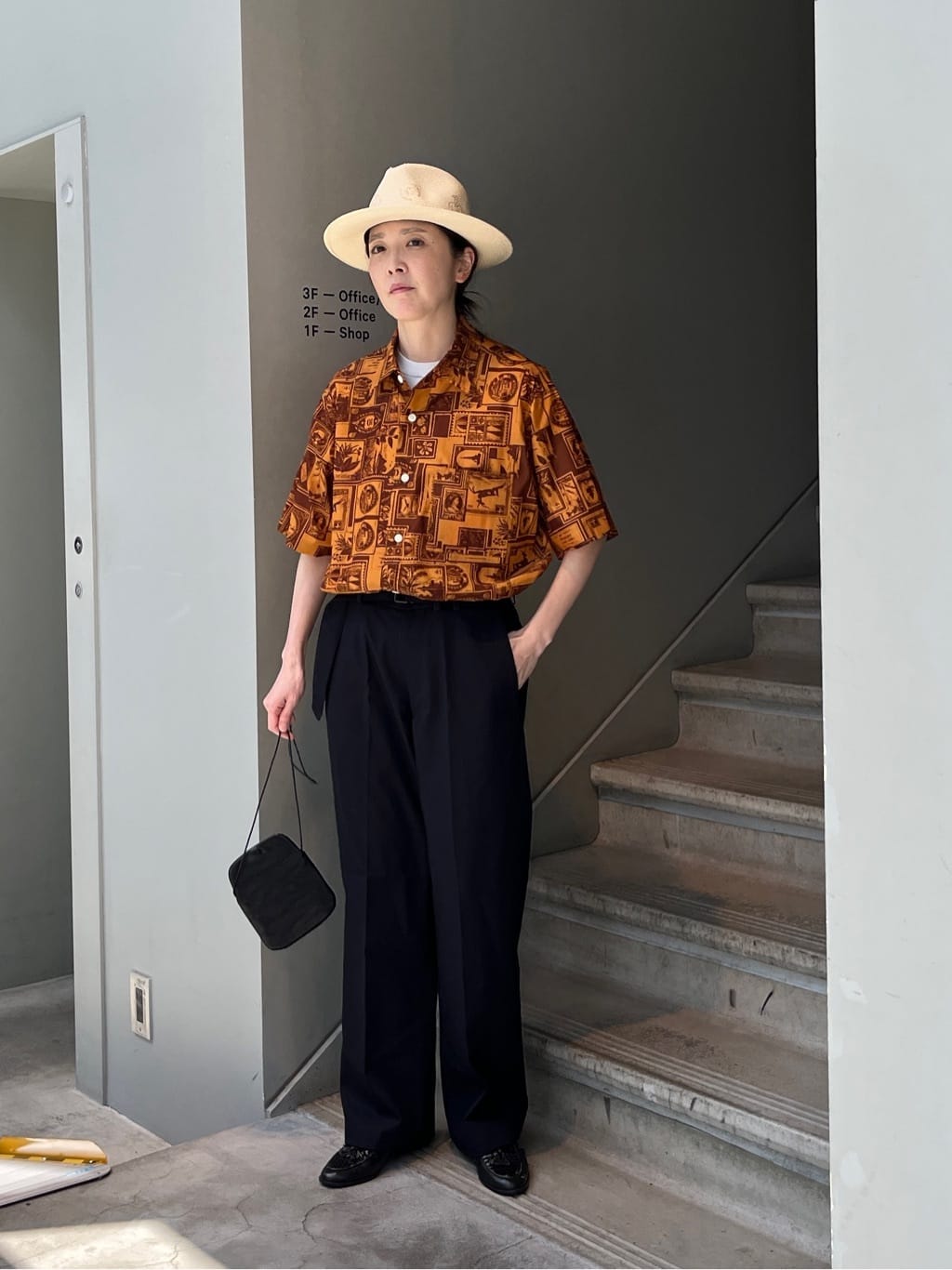 TAKEO KIKUCHIの【THE FLAGSHIP】アーカイブ切手柄半袖シャツを使ったコーディネートを紹介します。｜Rakuten Fashion(楽天ファッション／旧楽天ブランドアベニュー)5613088