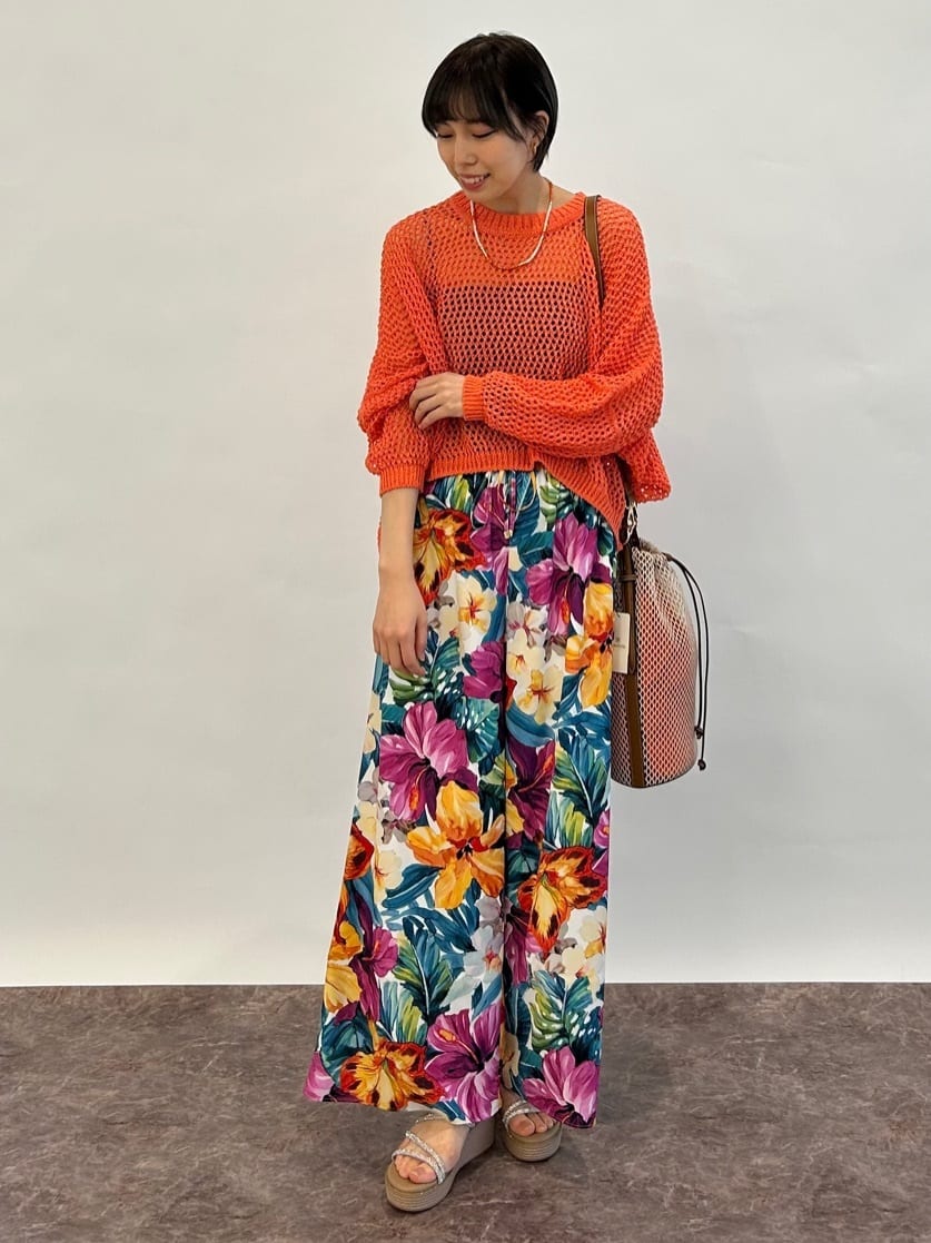 Vinのトロピカルフラワープリントパンツを使ったコーディネートを紹介します。｜Rakuten Fashion(楽天ファッション／旧楽天ブランドアベニュー)5615739