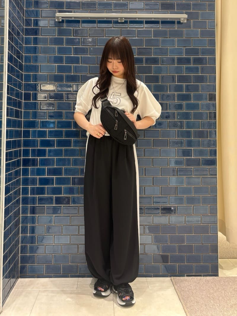 LASUDの配色サイドラインイージーパンツを使ったコーディネートを紹介します。｜Rakuten Fashion(楽天ファッション／旧楽天ブランドアベニュー)5623349