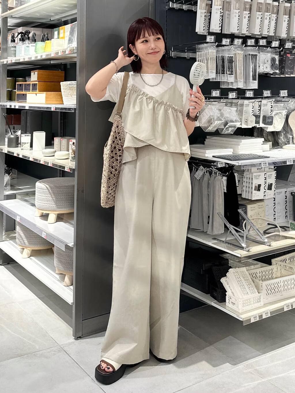 LAKOLEのギャザーフリルサロペットを使ったコーディネートを紹介します。｜Rakuten Fashion(楽天ファッション／旧楽天ブランドアベニュー)5627407