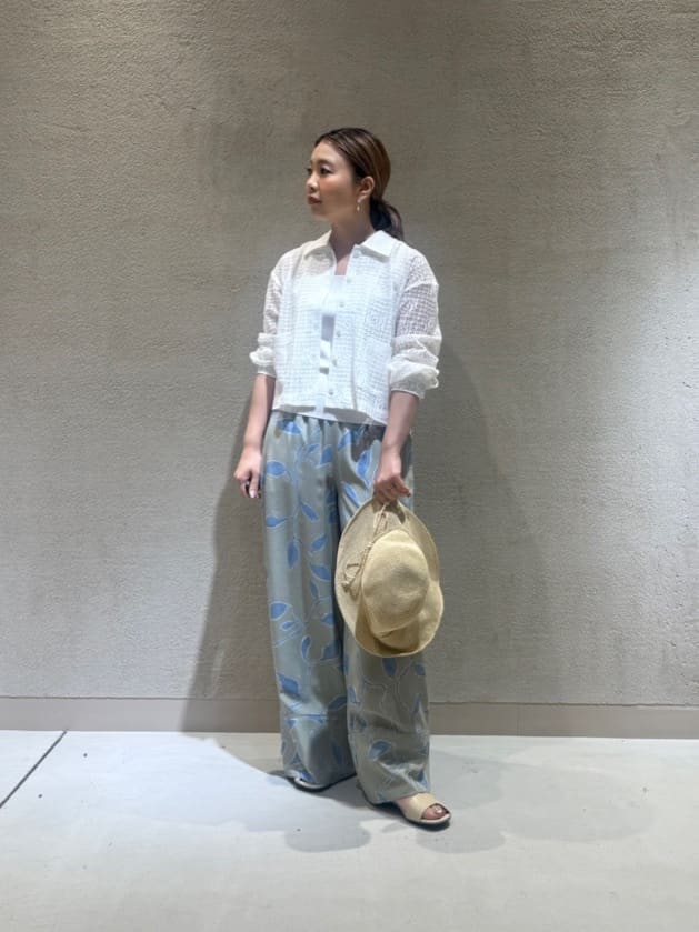 Vinのフラワーレースクロップドシャツを使ったコーディネートを紹介します。｜Rakuten Fashion(楽天ファッション／旧楽天ブランドアベニュー)5628541