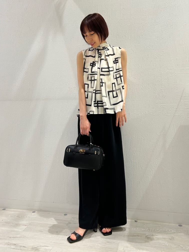 Vinのジオメトリックバックリボンブラウスを使ったコーディネートを紹介します。｜Rakuten Fashion(楽天ファッション／旧楽天ブランドアベニュー)5635016