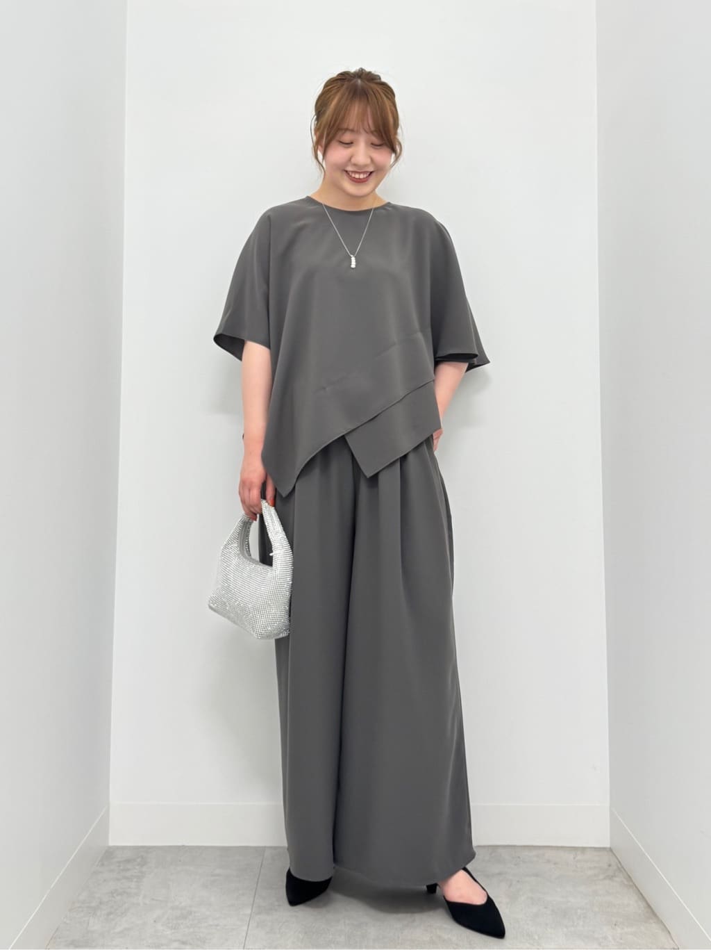 Vinのスクエアヘムドレープブラウスを使ったコーディネートを紹介します。｜Rakuten Fashion(楽天ファッション／旧楽天ブランドアベニュー)5643424