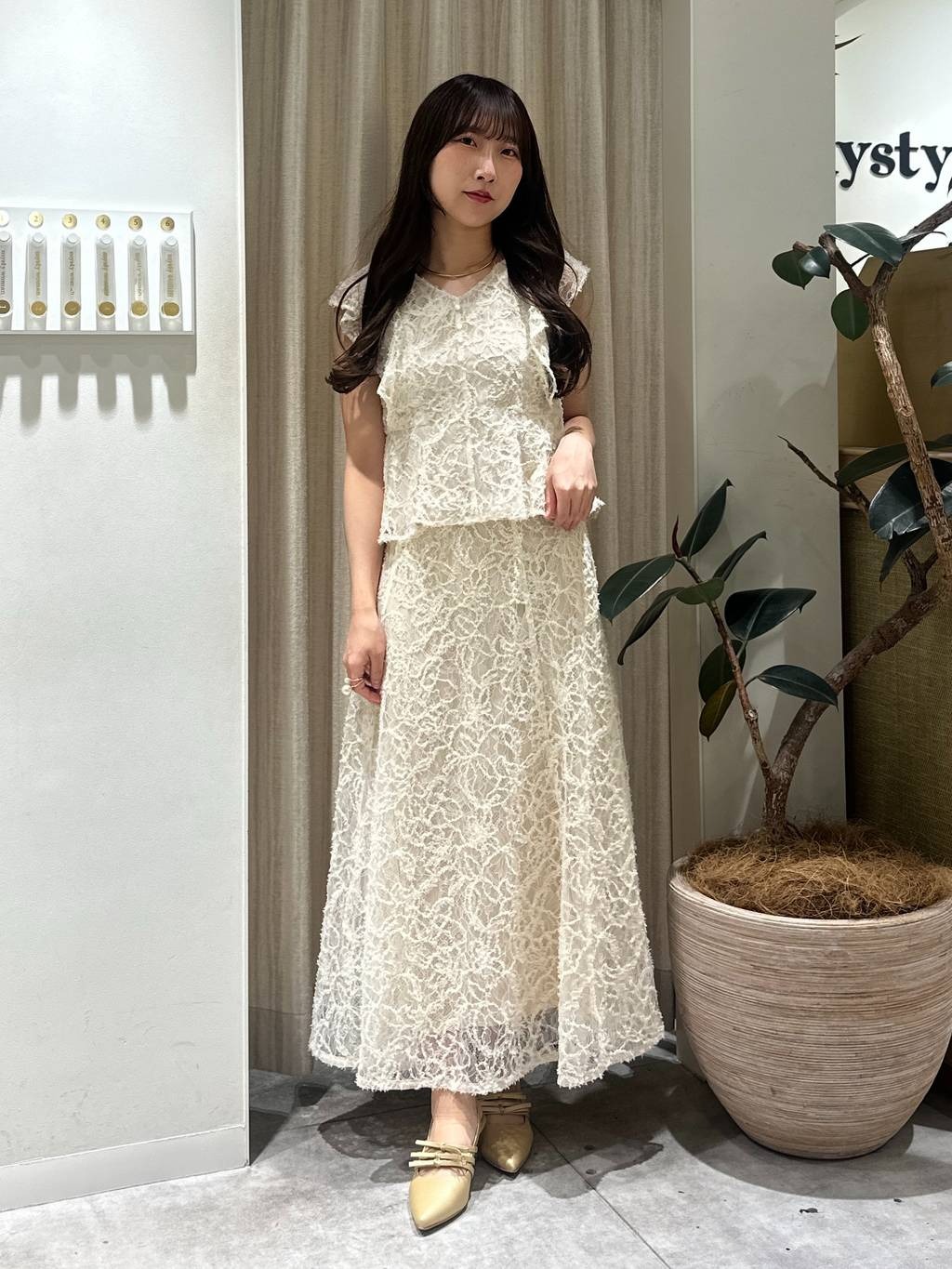 mysty womanの【オケージョン】テクスチャーレースフレアスカートを使ったコーディネートを紹介します。｜Rakuten Fashion(楽天ファッション／旧楽天ブランドアベニュー)5648444