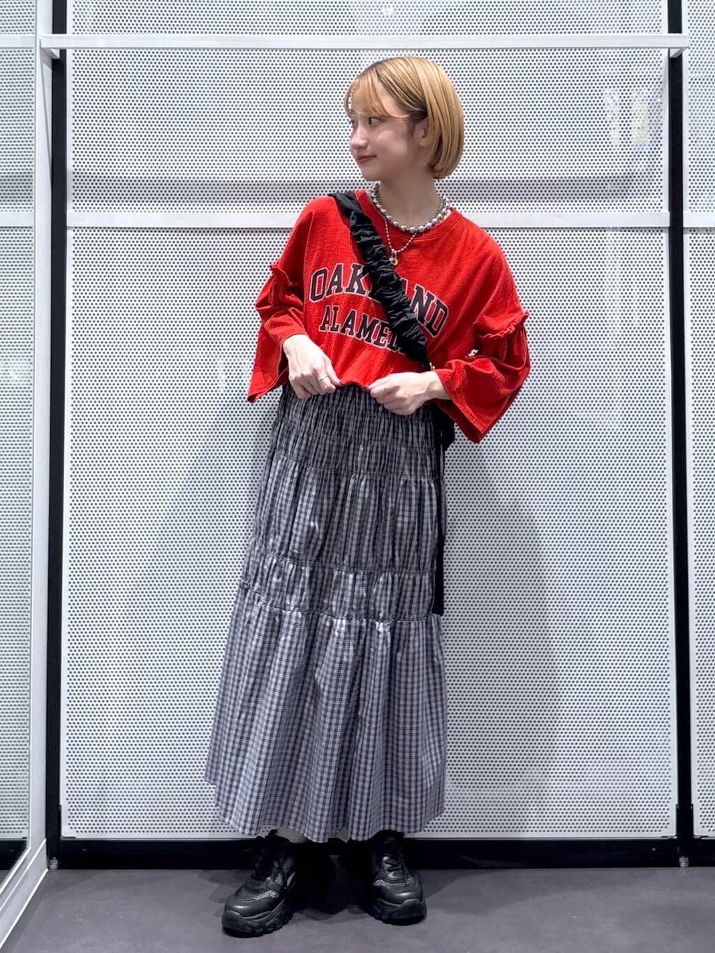 LAKOLEの袖フリルカレッジロゴTを使ったコーディネートを紹介します。｜Rakuten Fashion(楽天ファッション／旧楽天ブランドアベニュー)5653004