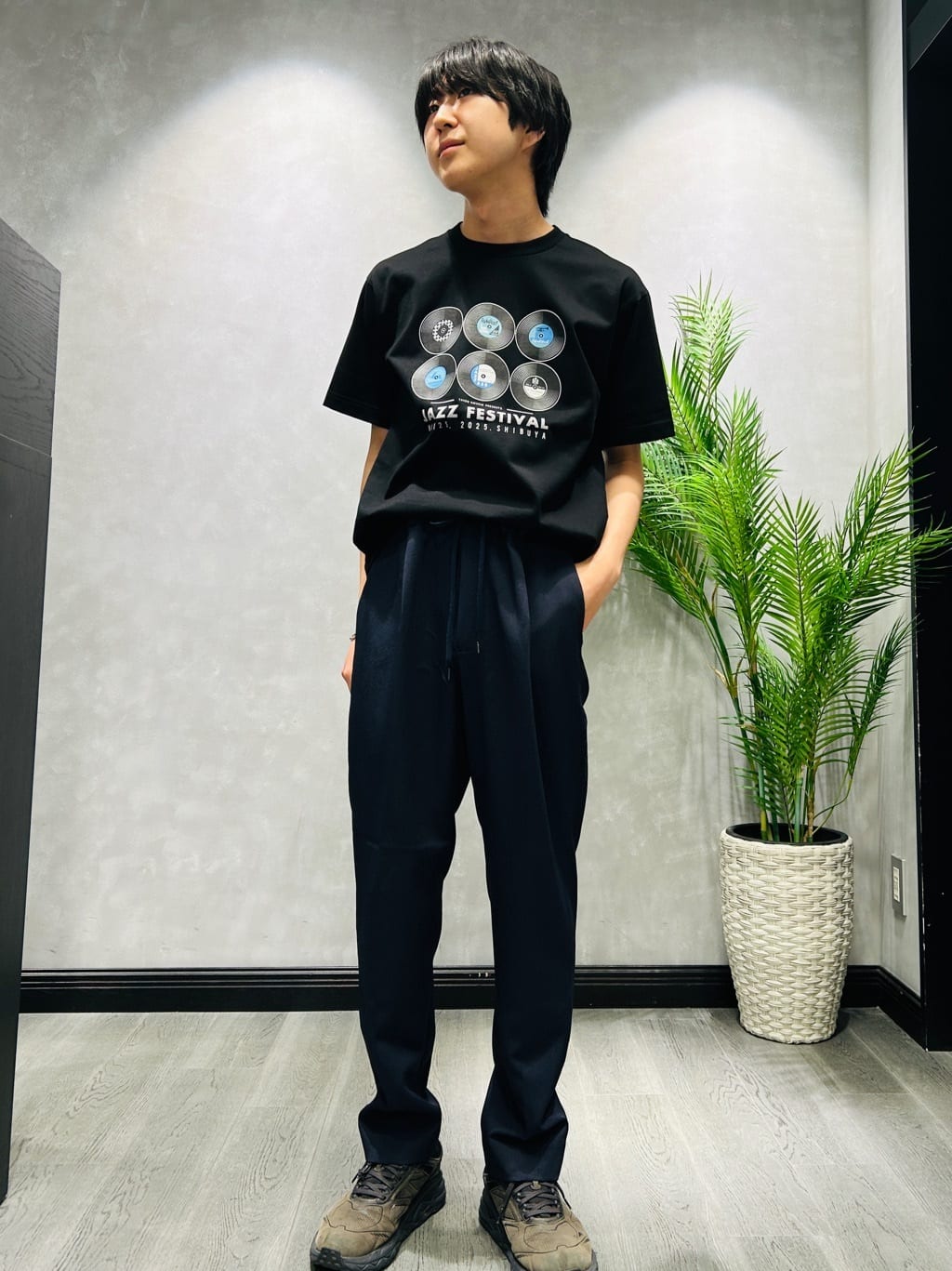 TAKEO KIKUCHIの【多機能】リネンライクカルゼ イージーパンツを使ったコーディネートを紹介します。｜Rakuten Fashion(楽天ファッション／旧楽天ブランドアベニュー)5653728