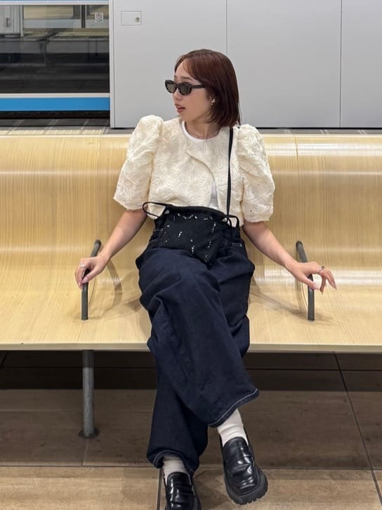 HeRIN.CYEの【THROW】J/W CURVE TUCKED パンツを使ったコーディネートを紹介します。｜Rakuten Fashion(楽天ファッション／旧楽天ブランドアベニュー)5662866