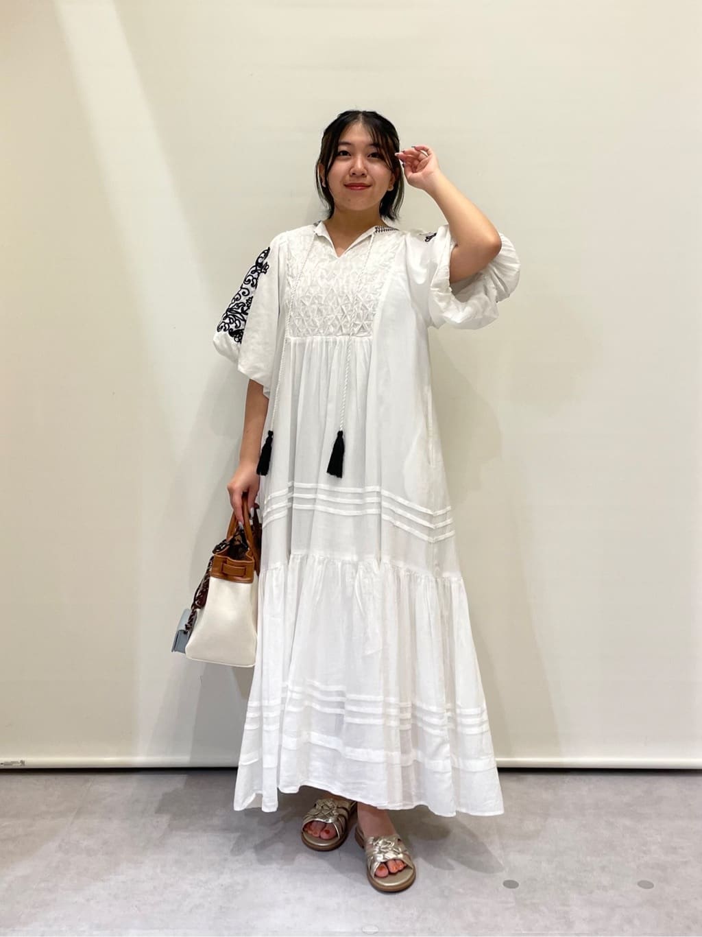 Vinのフラワー刺繍コットンティアードワンピースを使ったコーディネートを紹介します。｜Rakuten Fashion(楽天ファッション／旧楽天ブランドアベニュー)5664144