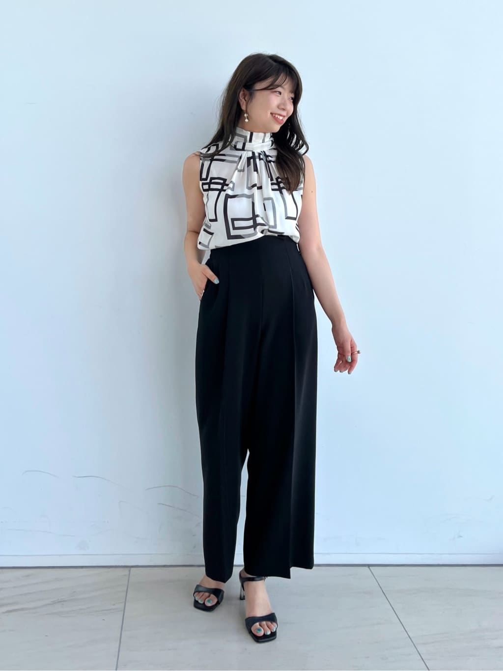 Vinのジオメトリックバックリボンブラウスを使ったコーディネートを紹介します。｜Rakuten Fashion(楽天ファッション／旧楽天ブランドアベニュー)5672257