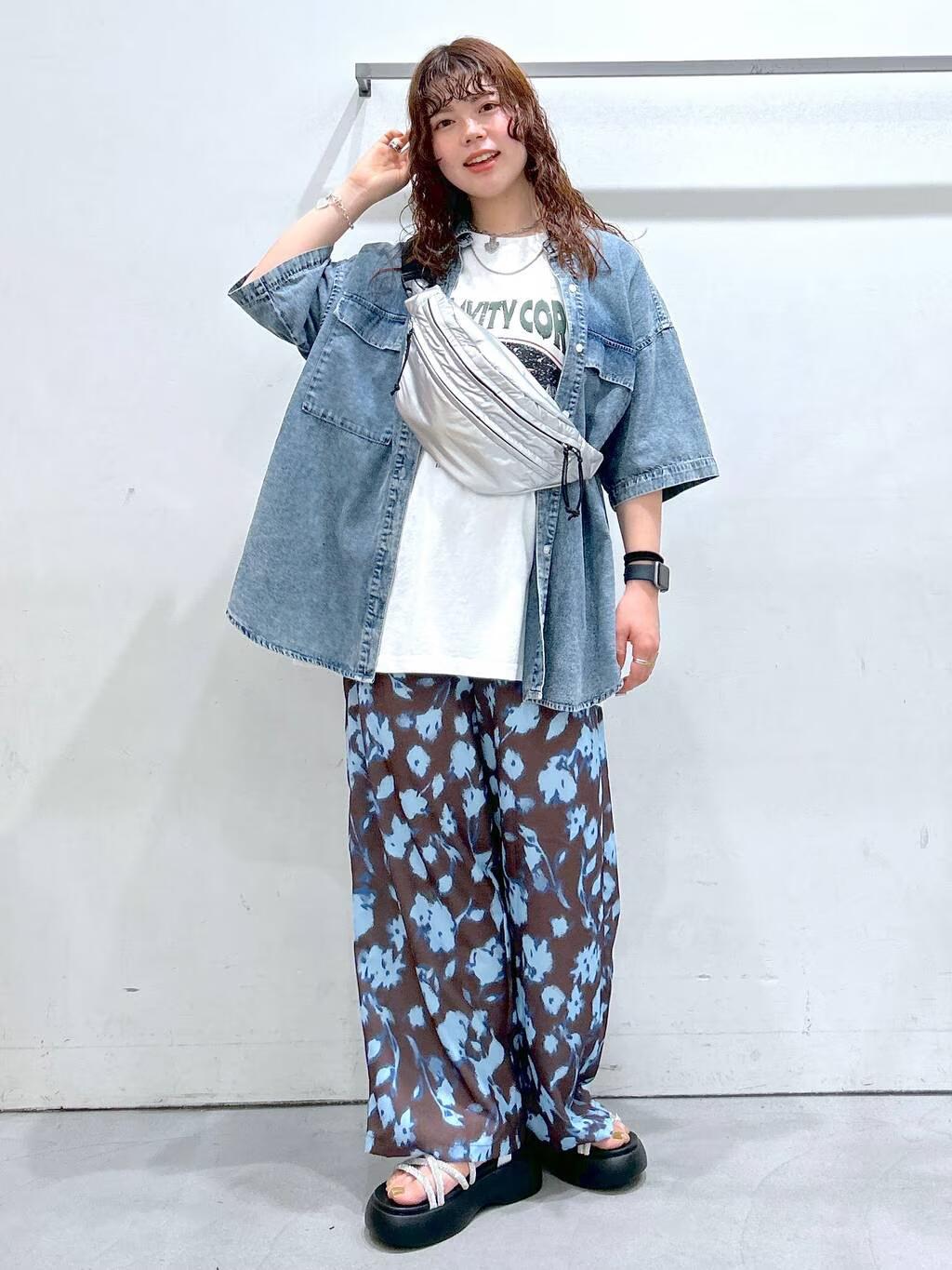 LAKOLEのケミカルウォッシュシャツ半袖を使ったコーディネートを紹介します。｜Rakuten Fashion(楽天ファッション／旧楽天ブランドアベニュー)5672518