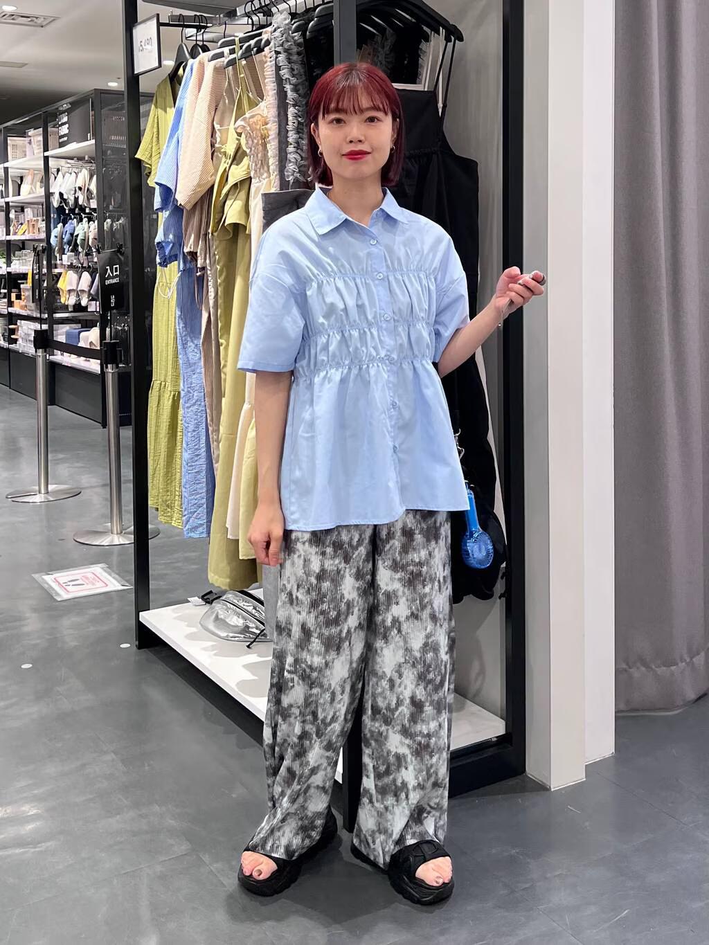 LAKOLEのシャーリングシャツ6分袖を使ったコーディネートを紹介します。｜Rakuten Fashion(楽天ファッション／旧楽天ブランドアベニュー)5672588