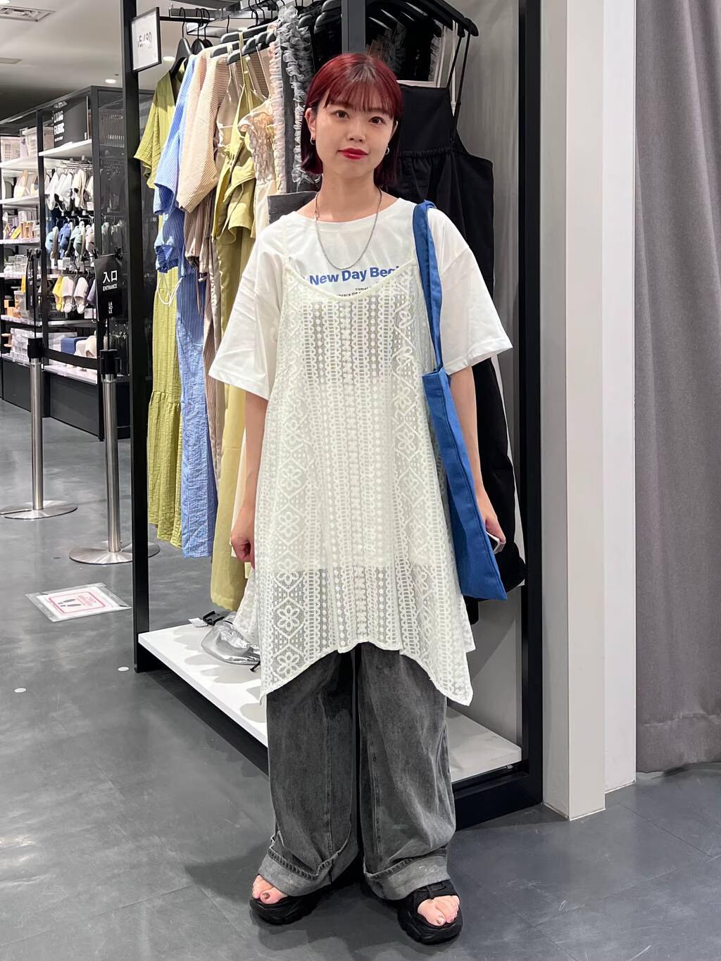 LAKOLEのフォトプリントTを使ったコーディネートを紹介します。｜Rakuten Fashion(楽天ファッション／旧楽天ブランドアベニュー)5672591