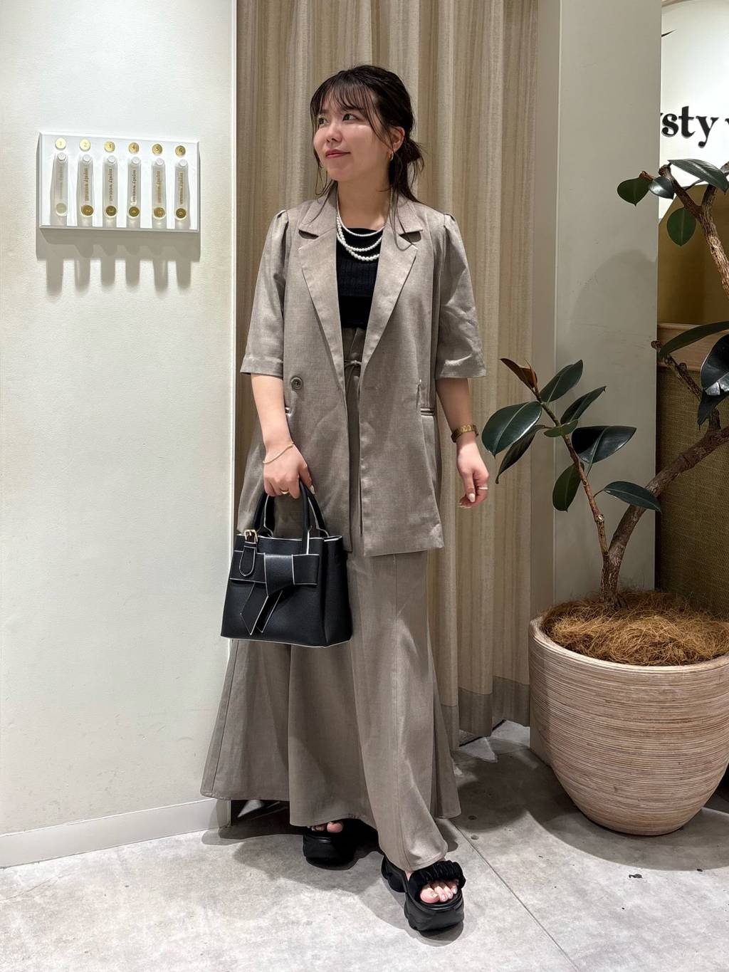 mysty womanの【セットアップ着用可】タックスリーブアソートジャケットを使ったコーディネートを紹介します。｜Rakuten Fashion(楽天ファッション／旧楽天ブランドアベニュー)5675931