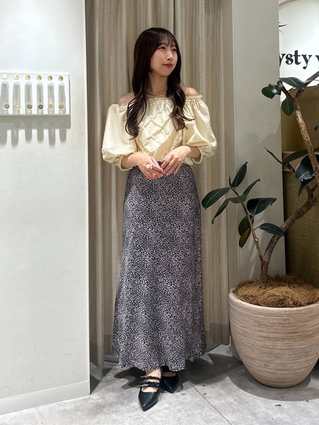 mysty womanのスモッキングスクエアネックプルオーバーを使ったコーディネートを紹介します。｜Rakuten Fashion(楽天ファッション／旧楽天ブランドアベニュー)5675975