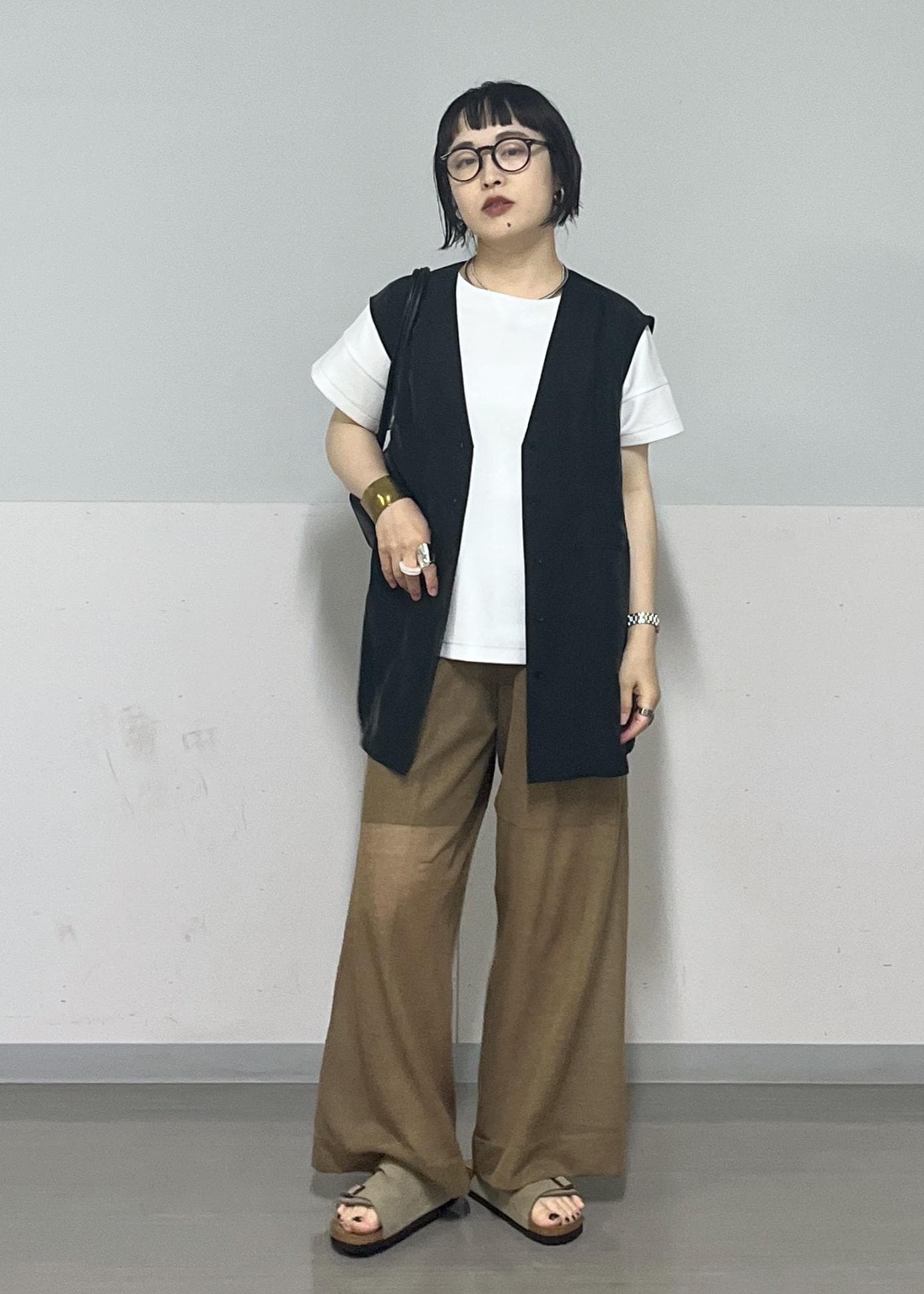 SALON adam et rope'の[25SS]GENTLE SILKジレ【セットアップ対応】を使ったコーディネートを紹介します。｜Rakuten Fashion(楽天ファッション／旧楽天ブランドアベニュー)5861959