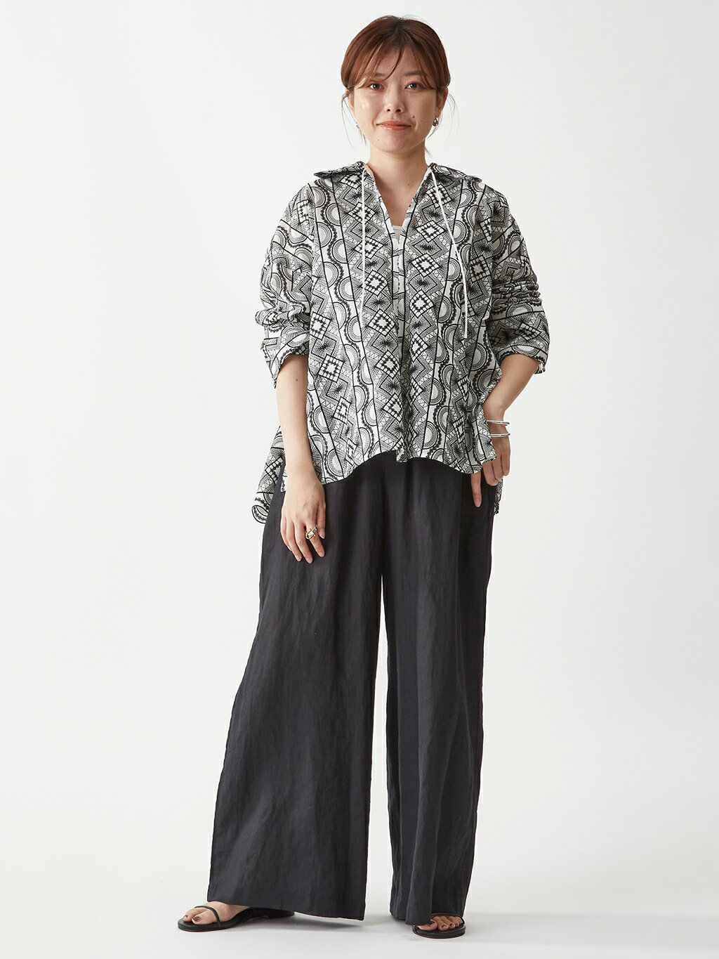 1er Arrondissementのジオメトリックエンブロイダリーキーネックシャツを使ったコーディネートを紹介します。｜Rakuten Fashion(楽天ファッション／旧楽天ブランドアベニュー)5680294