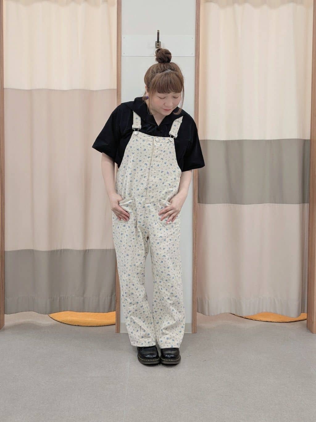 Samansa Mos2のデニム/花柄アソートサロペットパンツを使った
