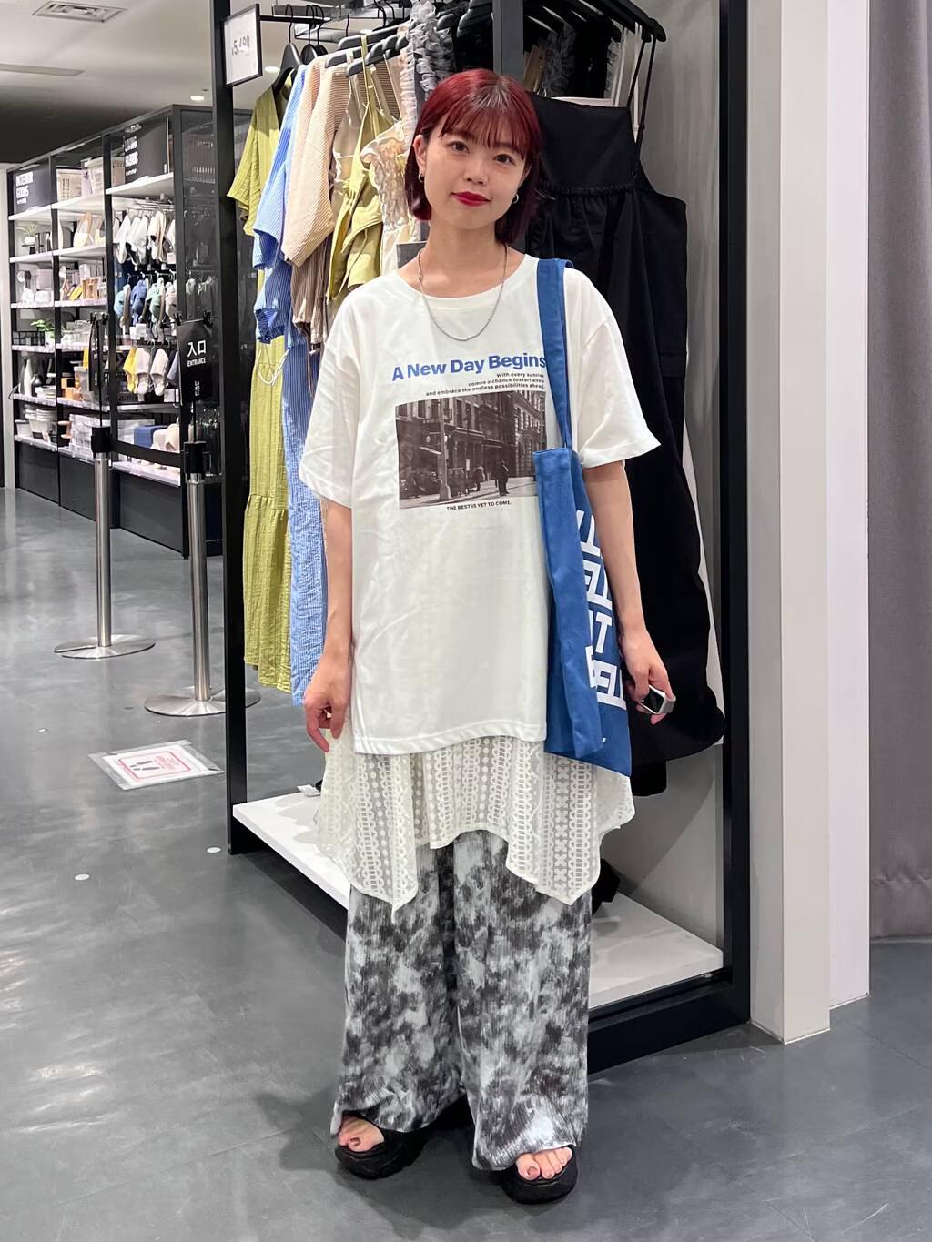 LAKOLEのフォトプリントTを使ったコーディネートを紹介します。｜Rakuten Fashion(楽天ファッション／旧楽天ブランドアベニュー)5701272