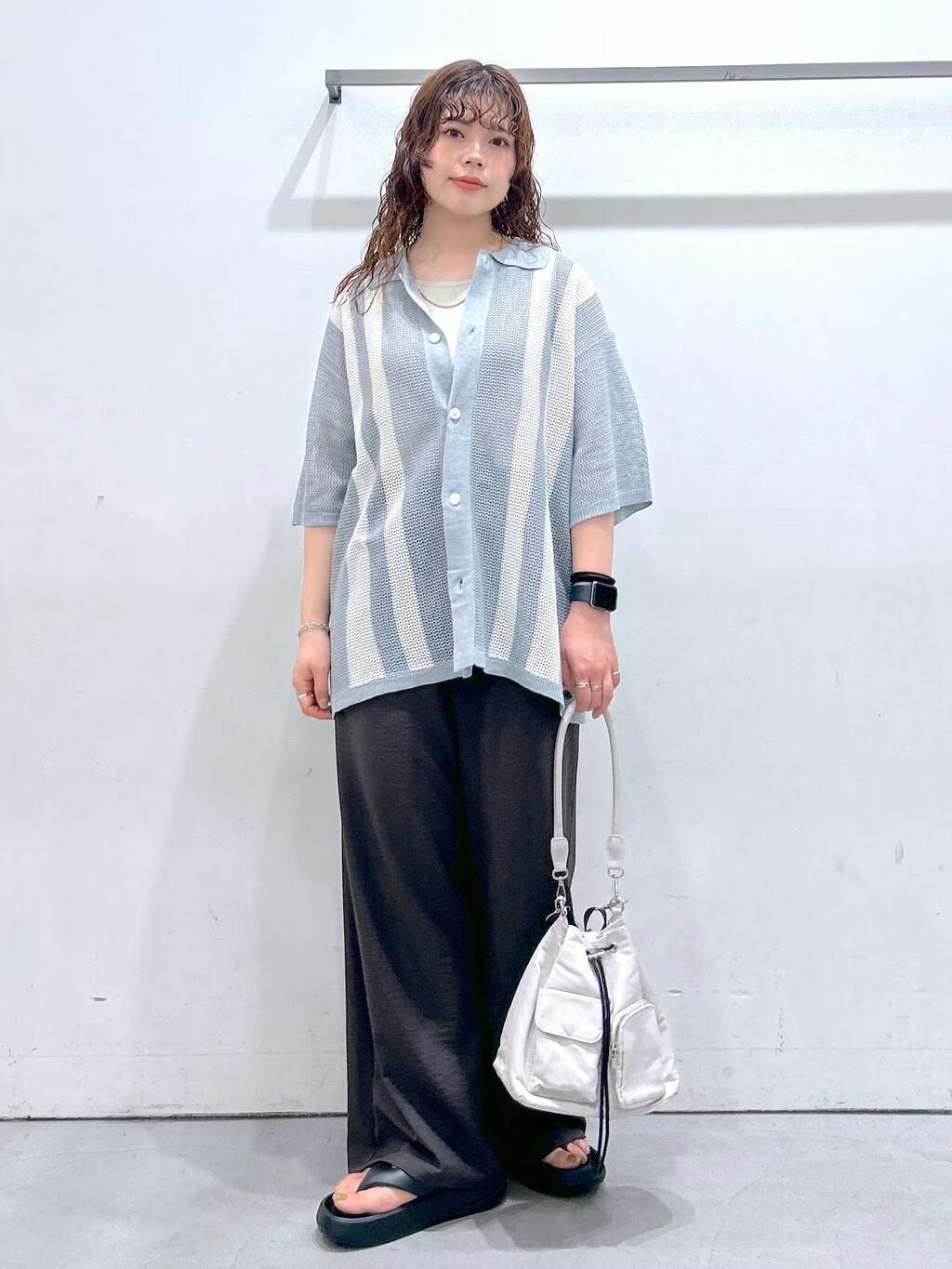 LAKOLEの透かし編みストライプシャツを使ったコーディネートを紹介します。｜Rakuten Fashion(楽天ファッション／旧楽天ブランドアベニュー)5701288