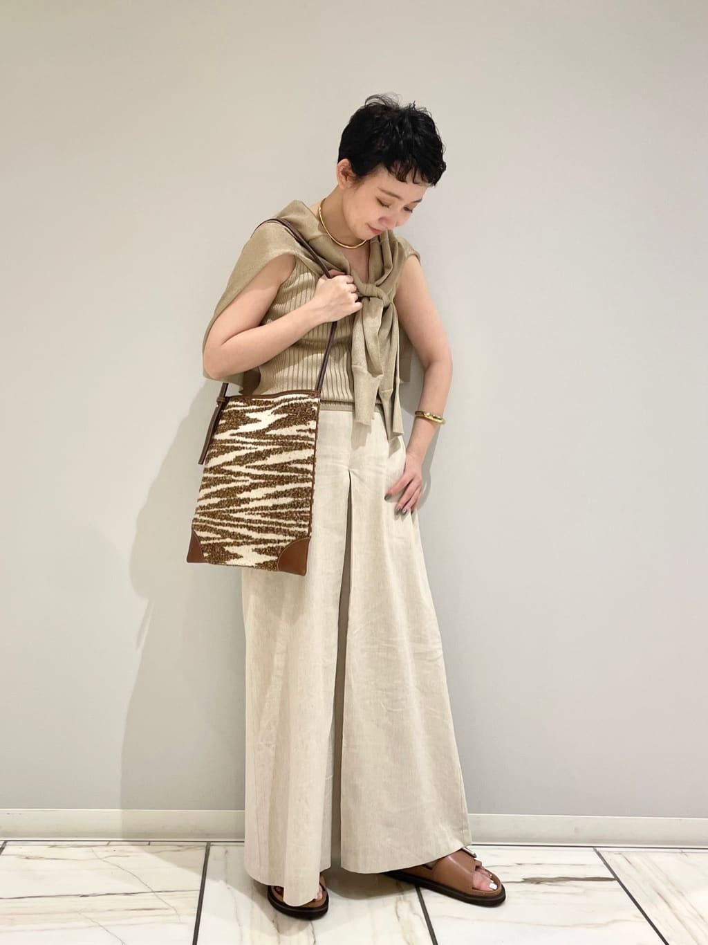 1er Arrondissementのメタルライクカーディガンを使ったコーディネートを紹介します。｜Rakuten Fashion(楽天ファッション／旧楽天ブランドアベニュー)5704269