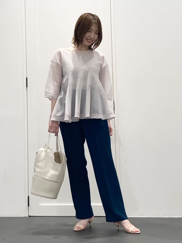 1er Arrondissementのラッフルヘムニットプルオーバーを使ったコーディネートを紹介します。｜Rakuten Fashion(楽天ファッション／旧楽天ブランドアベニュー)5710029