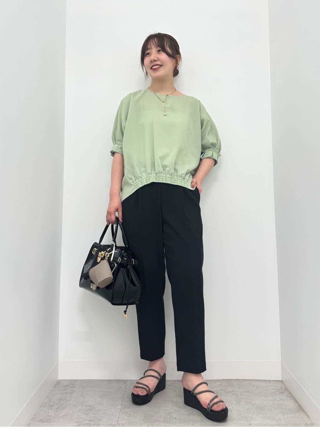 Vinのセンタープレステーパードパンツを使ったコーディネートを紹介します。｜Rakuten Fashion(楽天ファッション／旧楽天ブランドアベニュー)5712205