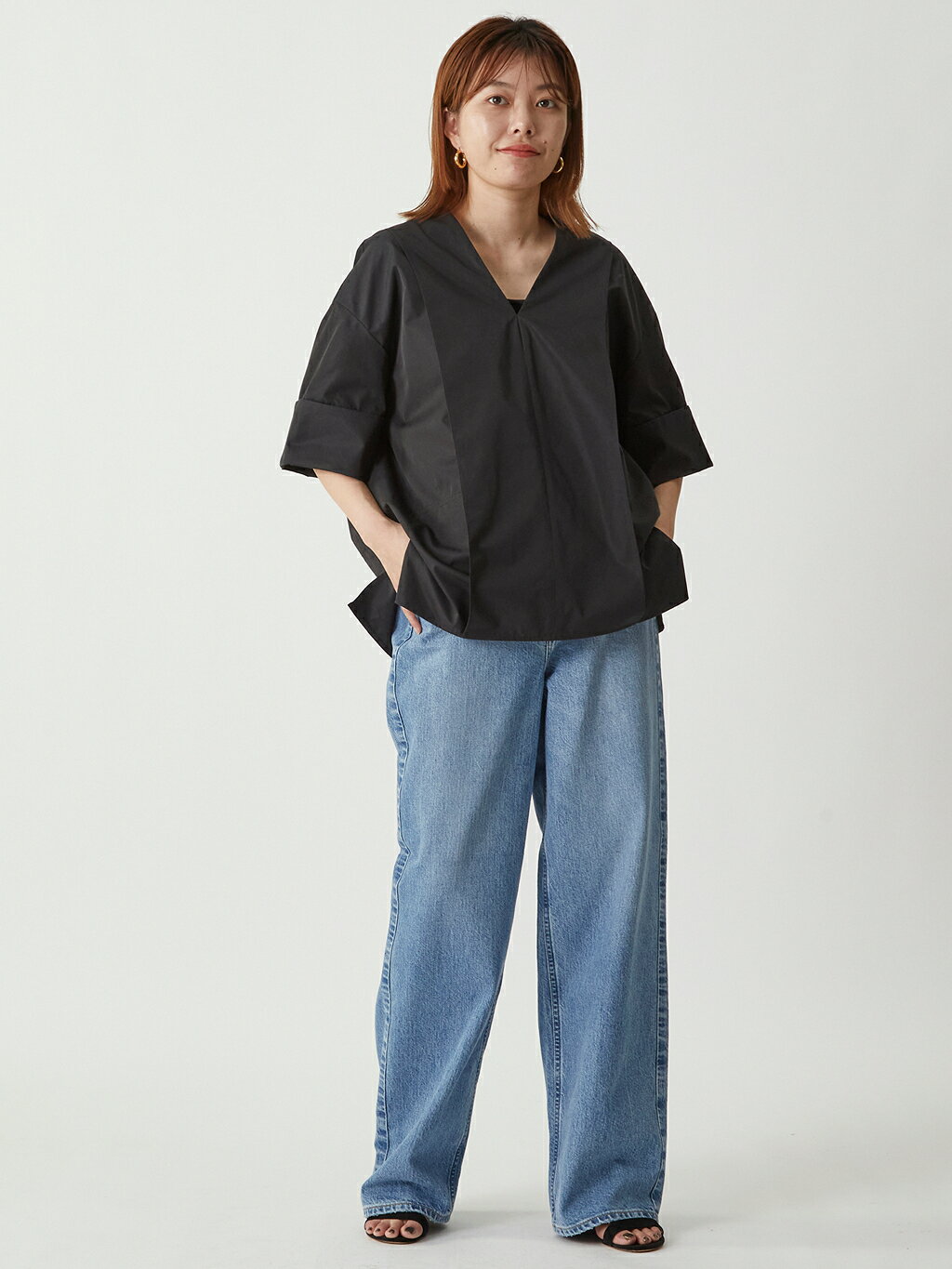 1er ArrondissementのVネックブラウスを使ったコーディネートを紹介します。｜Rakuten Fashion(楽天ファッション／旧楽天ブランドアベニュー)5712917