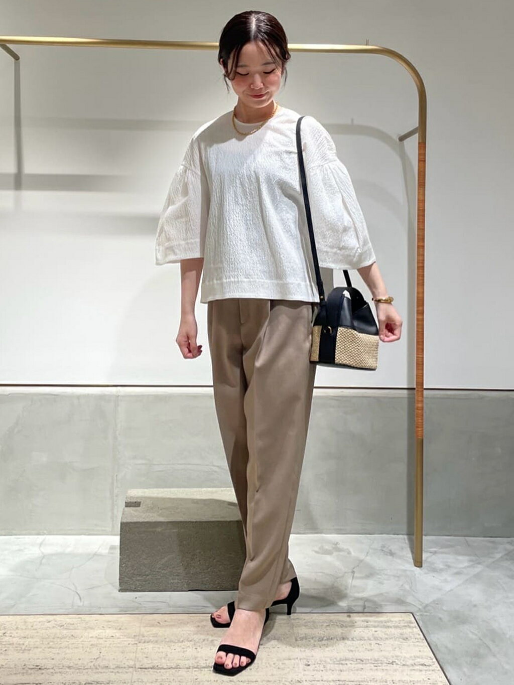 1er Arrondissementのコットンサッカーランタンブラウスを使ったコーディネートを紹介します。｜Rakuten Fashion(楽天ファッション／旧楽天ブランドアベニュー)5712118
