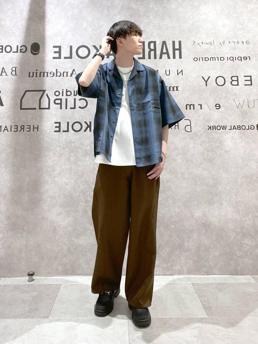 LAKOLEのオンブレチェック半袖シャツを使ったコーディネートを紹介します。｜Rakuten Fashion(楽天ファッション／旧楽天ブランドアベニュー)5722890