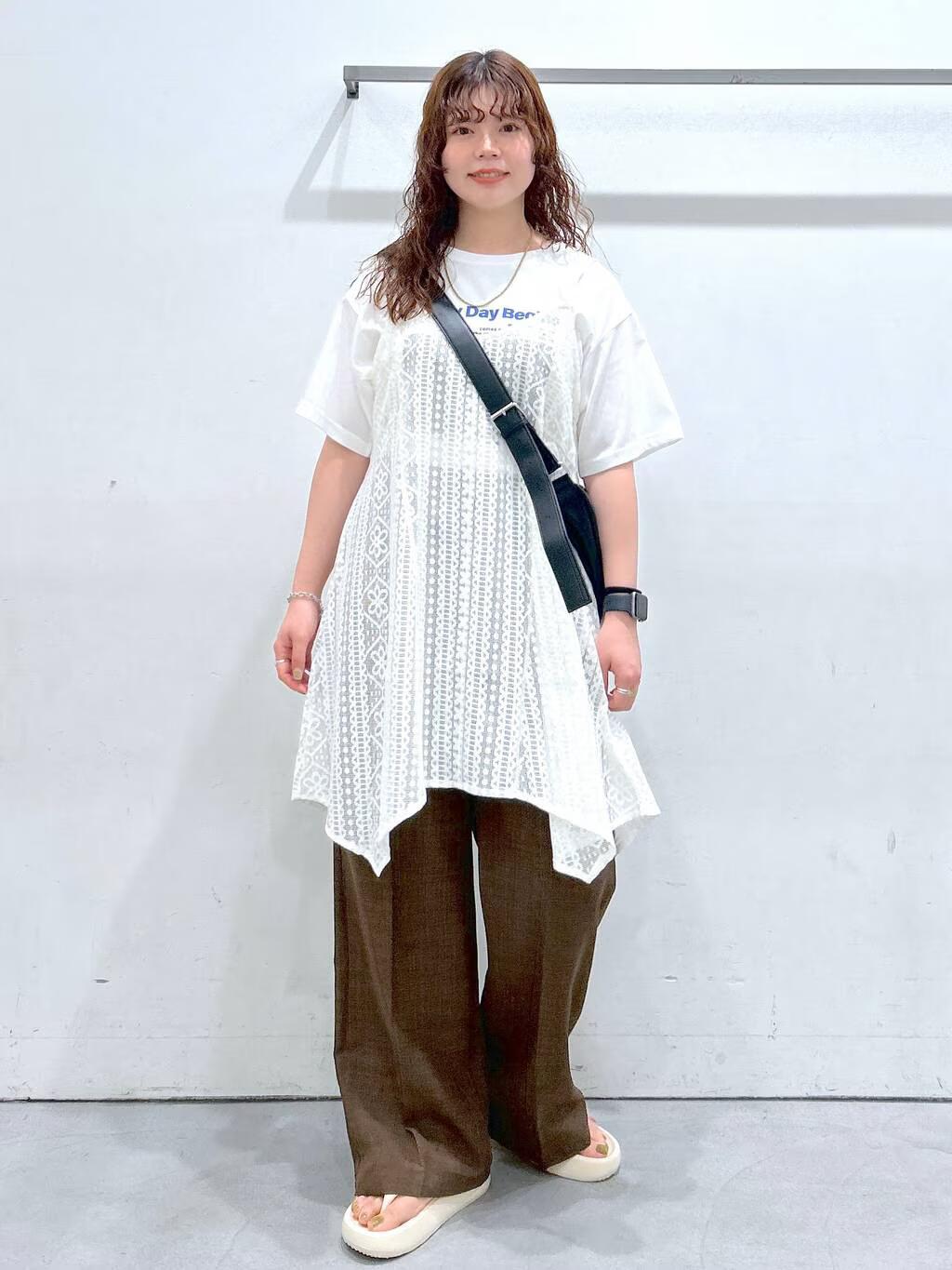 LAKOLEのフォトプリントTを使ったコーディネートを紹介します。｜Rakuten Fashion(楽天ファッション／旧楽天ブランドアベニュー)5722881