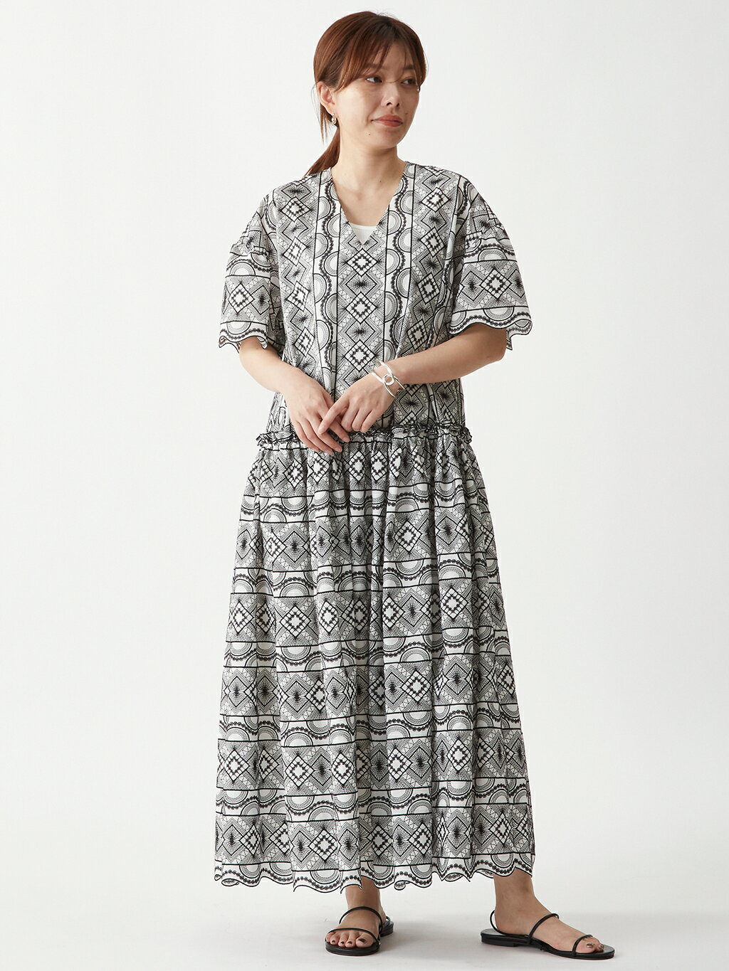 1er Arrondissementのジオメトリックエンブロイダリーワンピースを使ったコーディネートを紹介します。｜Rakuten Fashion(楽天ファッション／旧楽天ブランドアベニュー)5723317