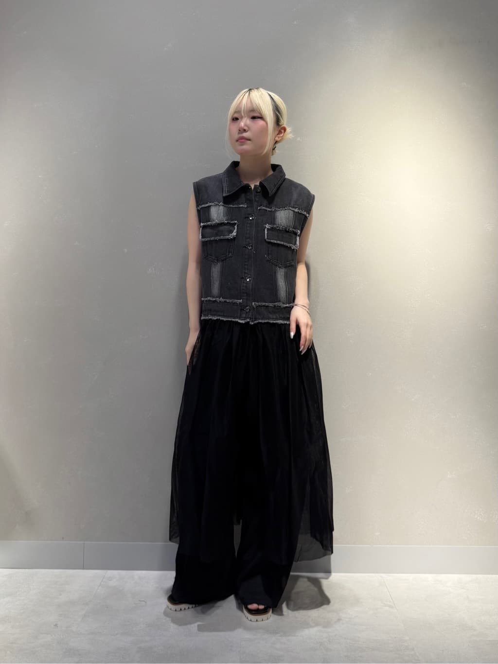 LASUDのデニム× チュールレイヤードワンピースを使ったコーディネートを紹介します。｜Rakuten Fashion(楽天ファッション／旧楽天ブランドアベニュー)5725525