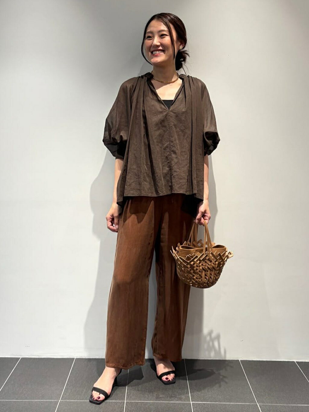 1er Arrondissementのコットンオーガンジーブラウスを使ったコーディネートを紹介します。｜Rakuten Fashion(楽天ファッション／旧楽天ブランドアベニュー)5728200