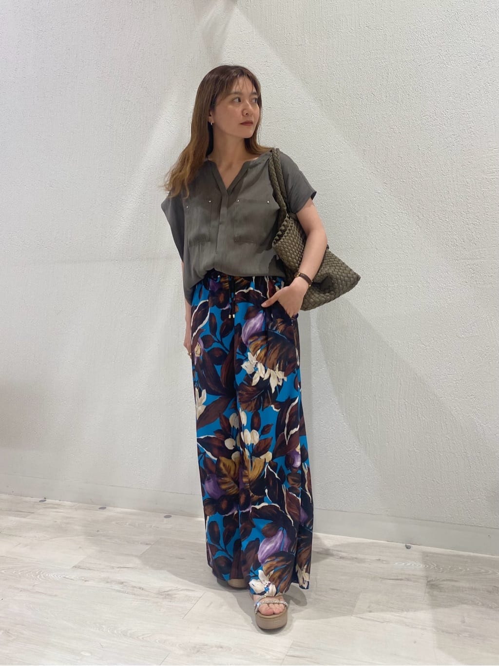 Vinのボタニカルプリントリラクシーパンツを使ったコーディネートを紹介します。｜Rakuten Fashion(楽天ファッション／旧楽天ブランドアベニュー)5729116