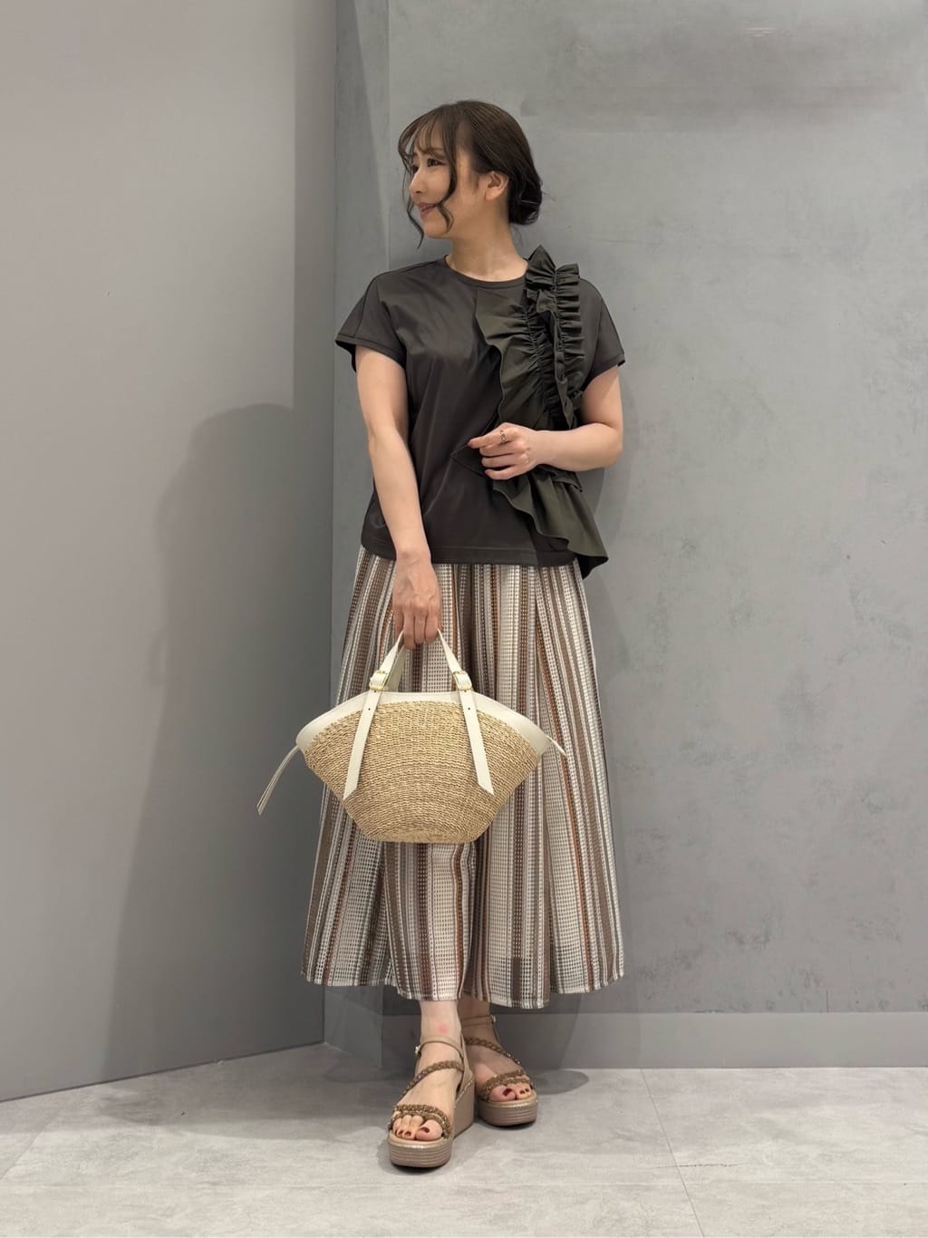 Vinのアシンメトリーフリルカットソーを使ったコーディネートを紹介します。｜Rakuten Fashion(楽天ファッション／旧楽天ブランドアベニュー)5733562