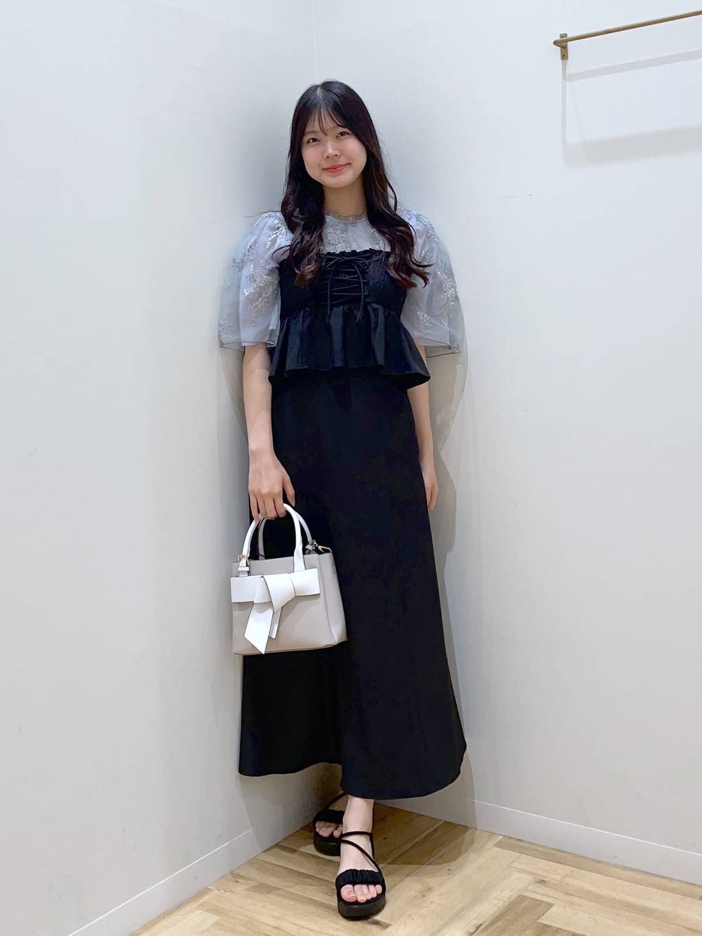 mysty womanのフローラル刺繍フレアスリーブブラウスを使ったコーディネートを紹介します。｜Rakuten Fashion(楽天ファッション／旧楽天ブランドアベニュー)5735883