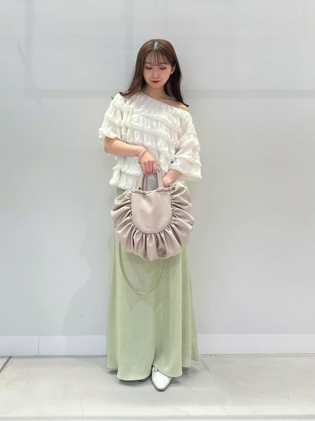 Vinのシャーリングオフショルトップスを使ったコーディネートを紹介します。｜Rakuten Fashion(楽天ファッション／旧楽天ブランドアベニュー)5742113