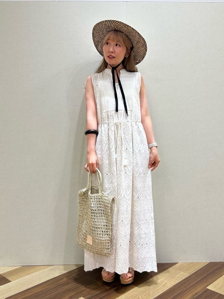 Vinのカットワークレースノースリーブワンピースを使ったコーディネートを紹介します。｜Rakuten Fashion(楽天ファッション／旧楽天ブランドアベニュー)5749171