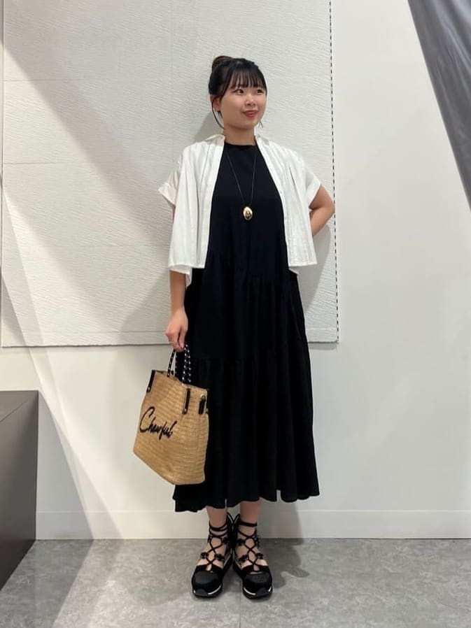 Vinのノースリーブティアードサッカーワンピースを使ったコーディネートを紹介します。｜Rakuten Fashion(楽天ファッション／旧楽天ブランドアベニュー)5750368