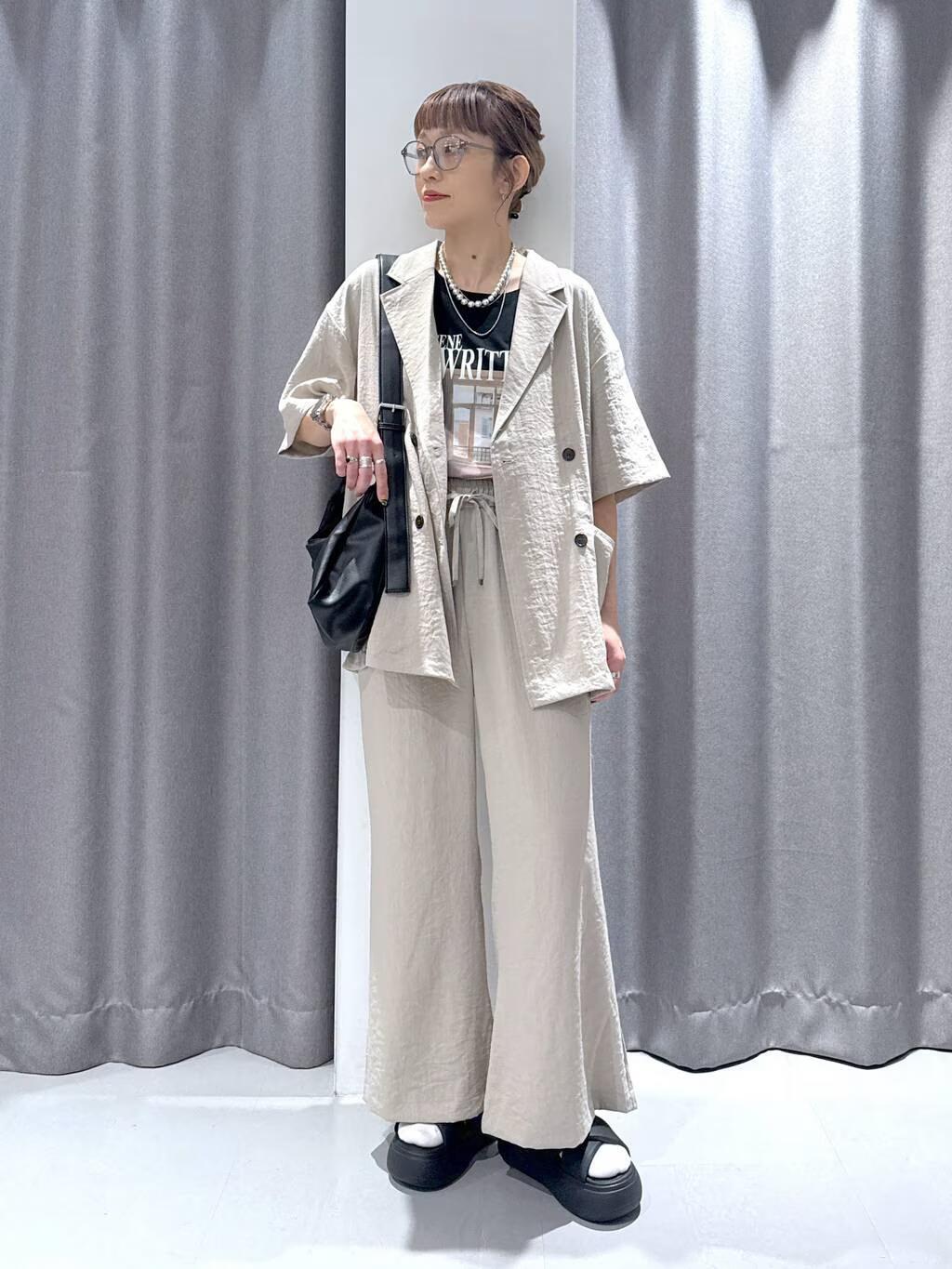 LAKOLEのフォトプリントTを使ったコーディネートを紹介します。｜Rakuten Fashion(楽天ファッション／旧楽天ブランドアベニュー)5764581