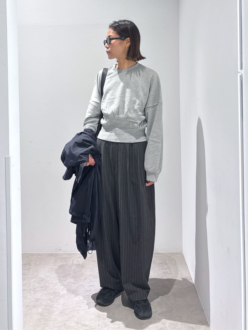 HeRIN.CYEの2 tuck loose pantsを使ったコーディネートを紹介します。｜Rakuten Fashion(楽天ファッション／旧楽天ブランドアベニュー)5766432