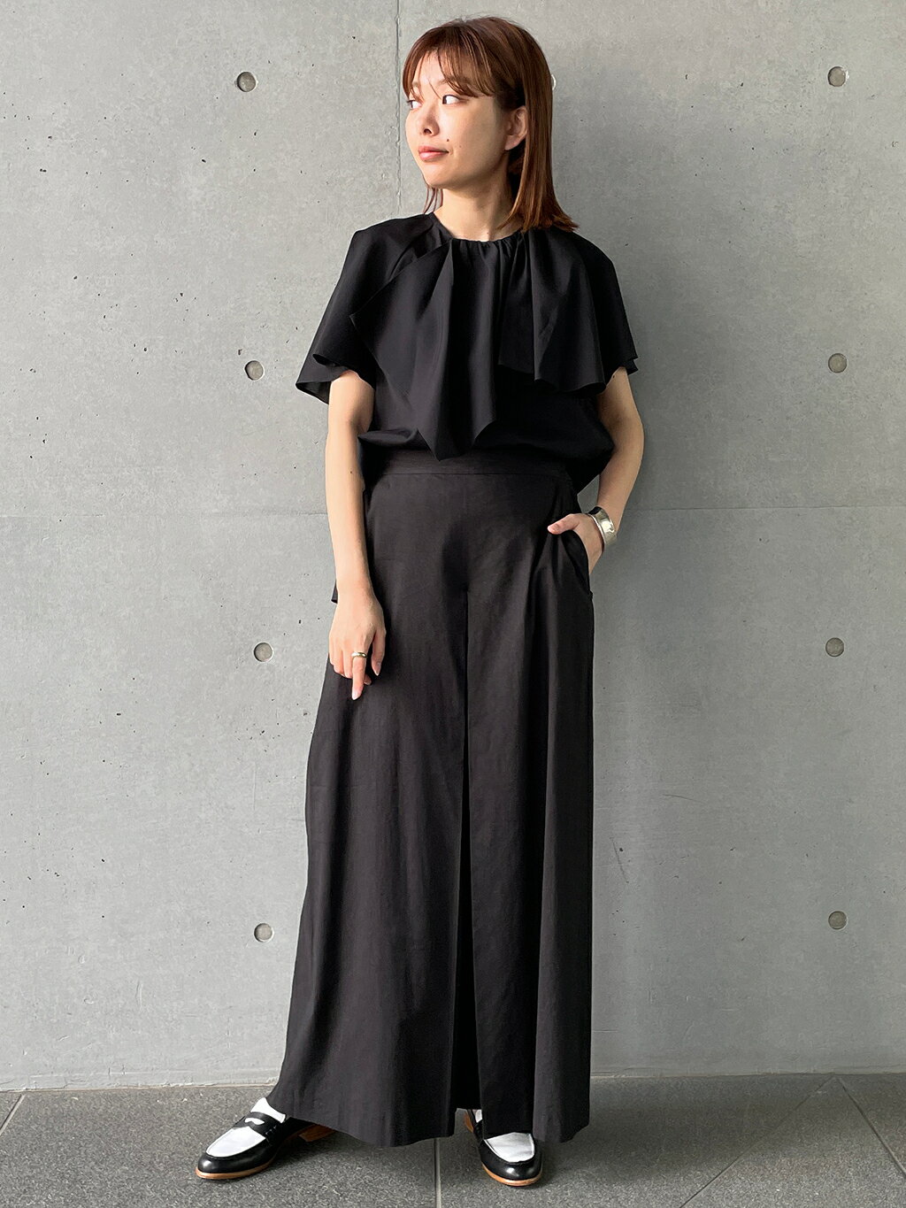 1er ArrondissementのワンサイドケープTブラウスを使ったコーディネートを紹介します。｜Rakuten Fashion(楽天ファッション／旧楽天ブランドアベニュー)5769006