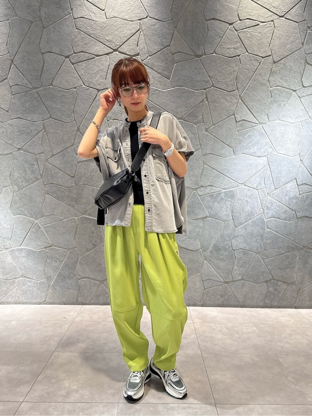 LASUDのオーバーダイデニムライクシャツを使ったコーディネートを紹介します。｜Rakuten Fashion(楽天ファッション／旧楽天ブランドアベニュー)5770437