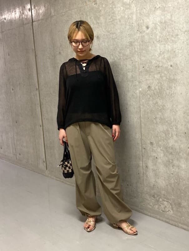 MAYSON GREYの撥水サイドラインパラシュートパンツ≪手洗い可能≫を使ったコーディネートを紹介します。｜Rakuten Fashion(楽天ファッション／旧楽天ブランドアベニュー)5771690