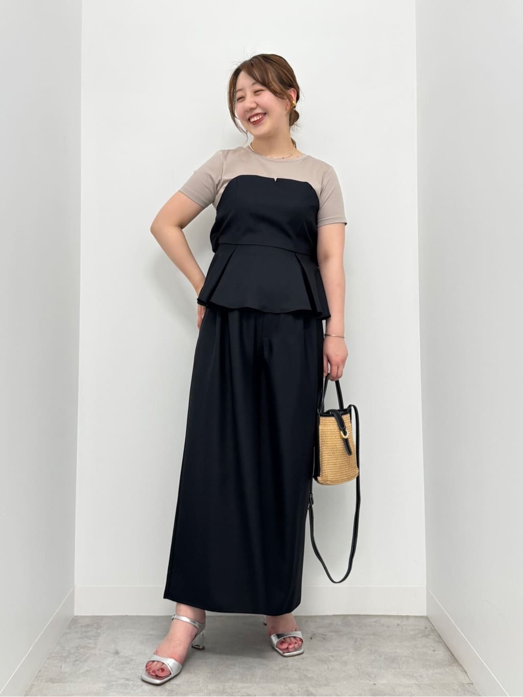 VinのペプラムビスチェドッキングTシャツを使ったコーディネートを紹介します。｜Rakuten Fashion(楽天ファッション／旧楽天ブランドアベニュー)5774212