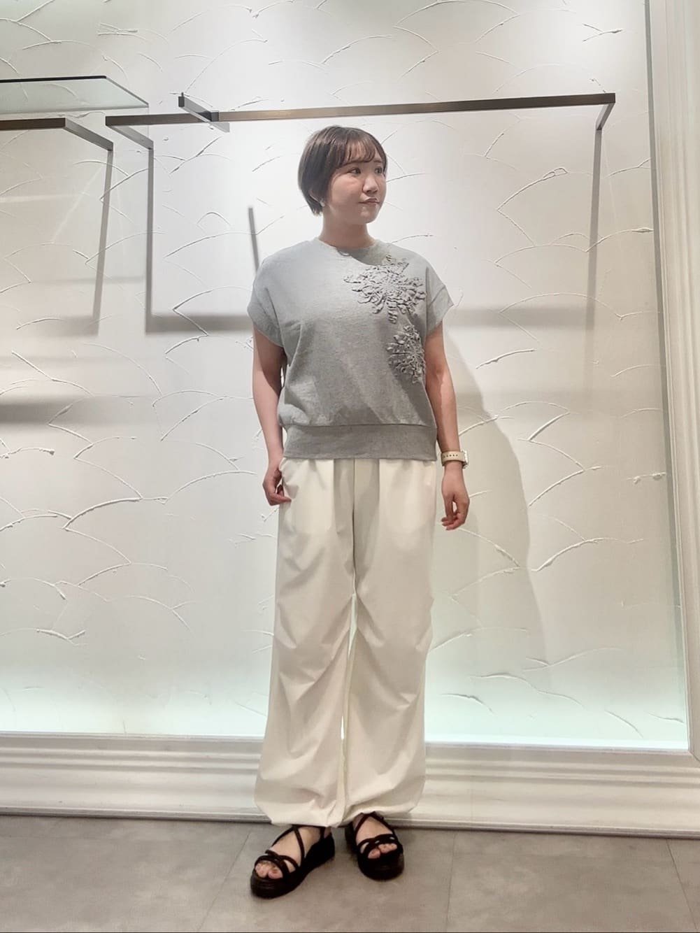 MAYSON GREYのフラワーモチーフフレンチスリーブプルオーバー≪手洗い可能≫を使ったコーディネートを紹介します。｜Rakuten Fashion(楽天ファッション／旧楽天ブランドアベニュー)5778309