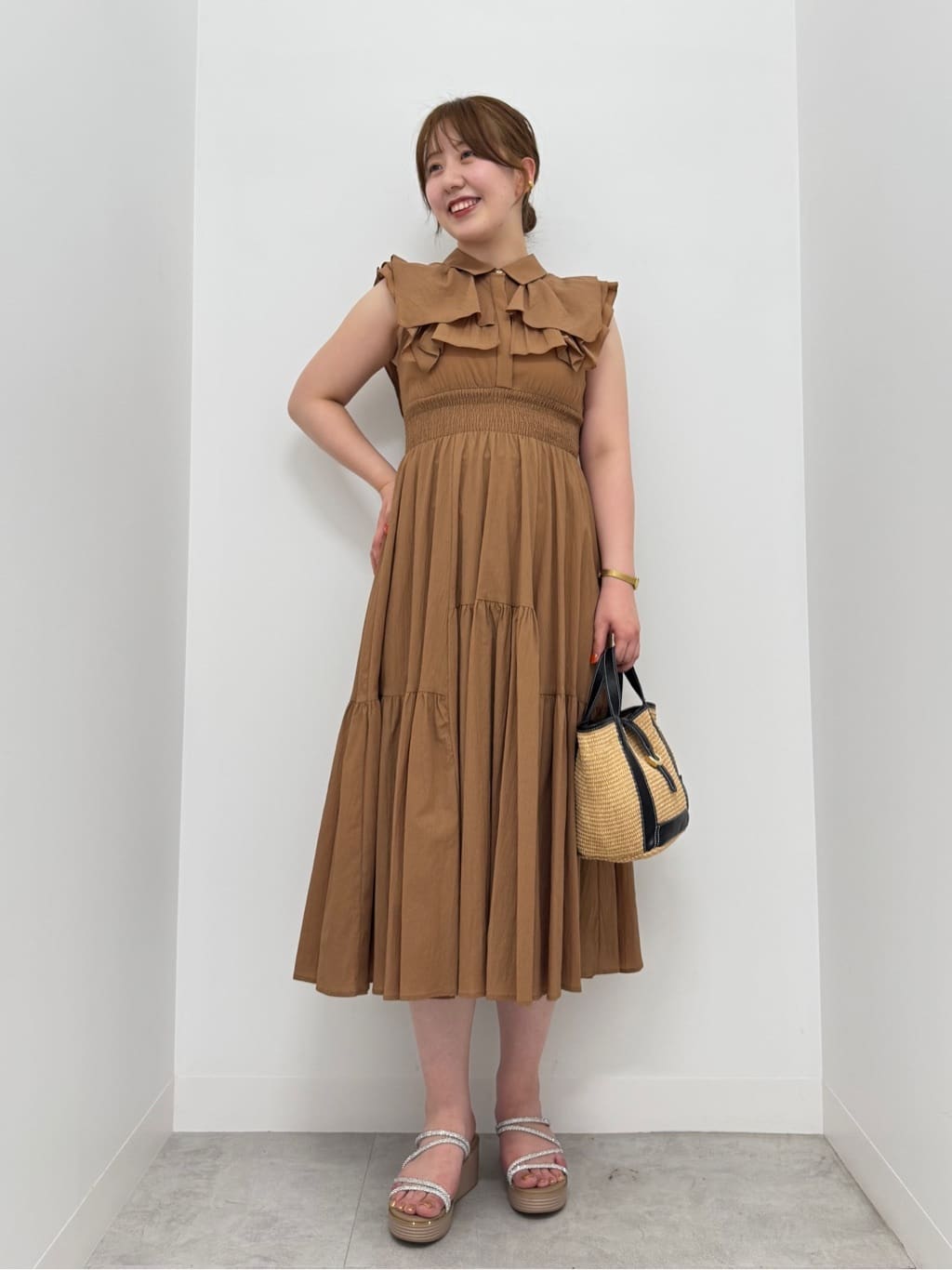 Vinのフリルティアードワンピースを使ったコーディネートを紹介します。｜Rakuten Fashion(楽天ファッション／旧楽天ブランドアベニュー)5783842