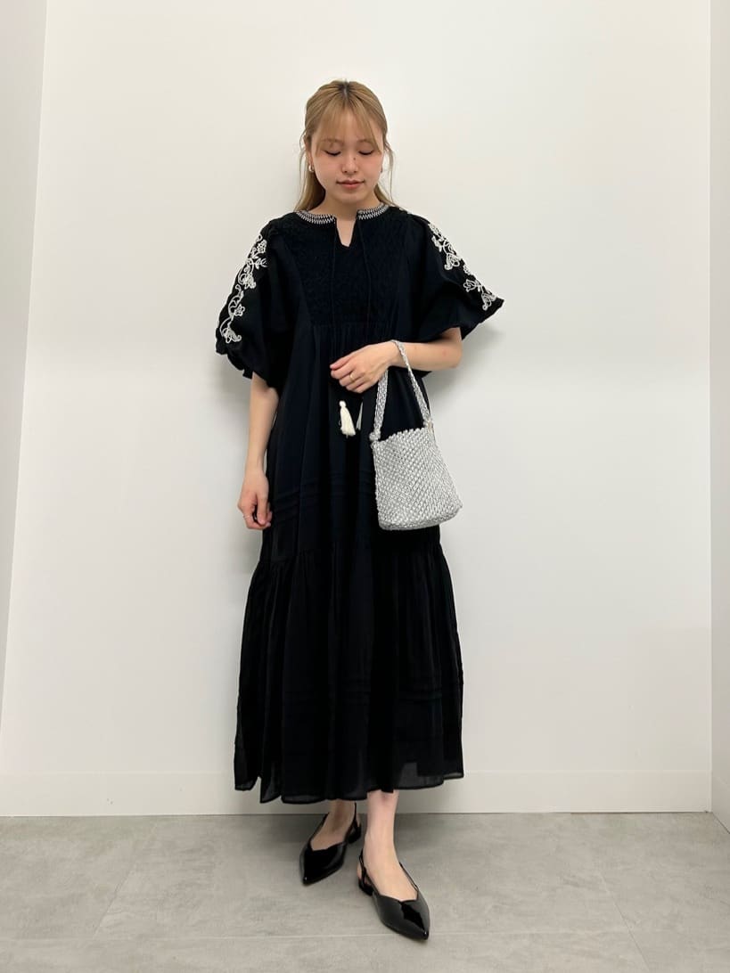 Vinのフラワー刺繍コットンティアードワンピースを使ったコーディネートを紹介します。｜Rakuten Fashion(楽天ファッション／旧楽天ブランドアベニュー)5793032